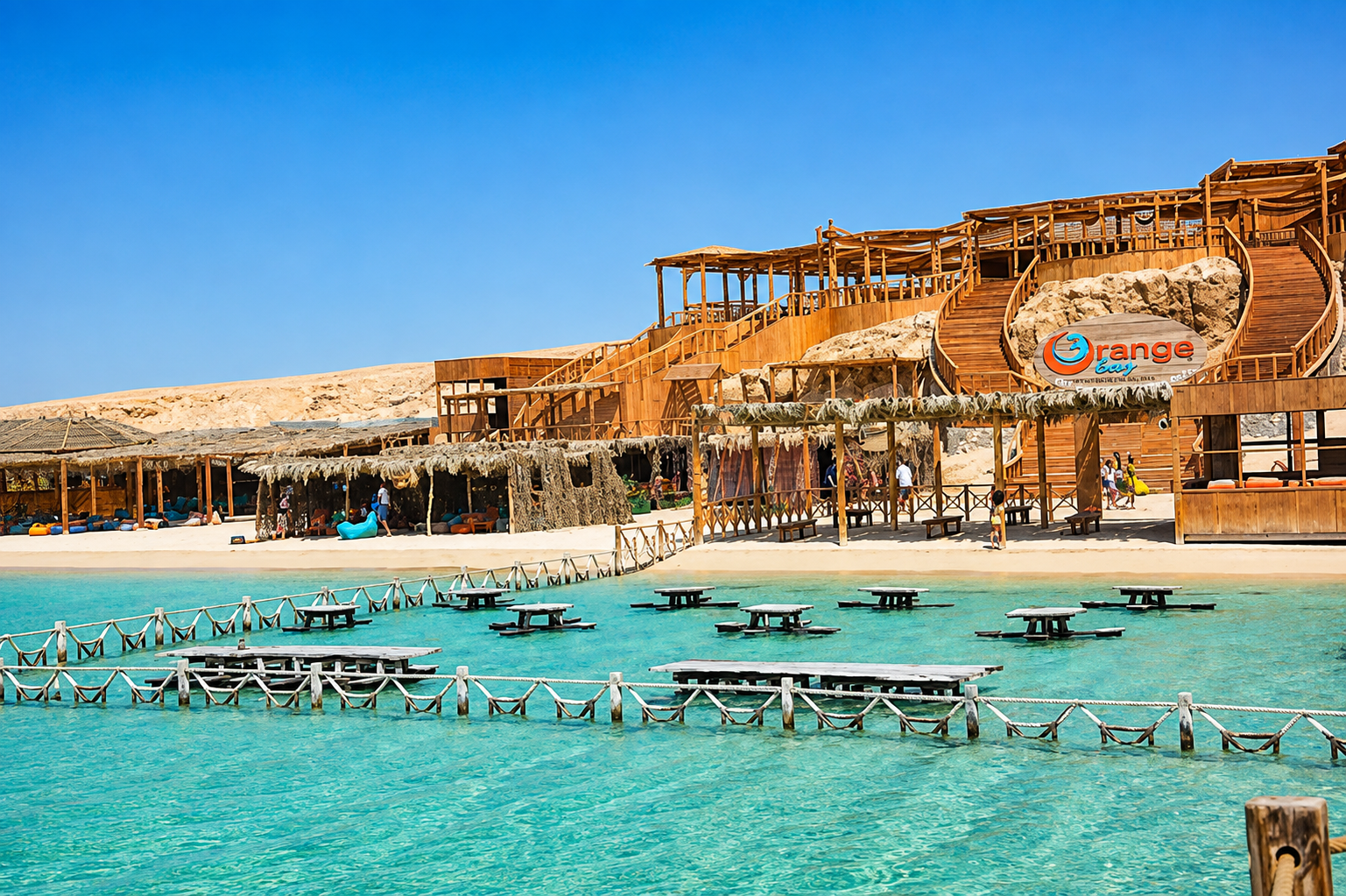 Beach club d'Orange Bay avec terrasses en bois et eau turquoise