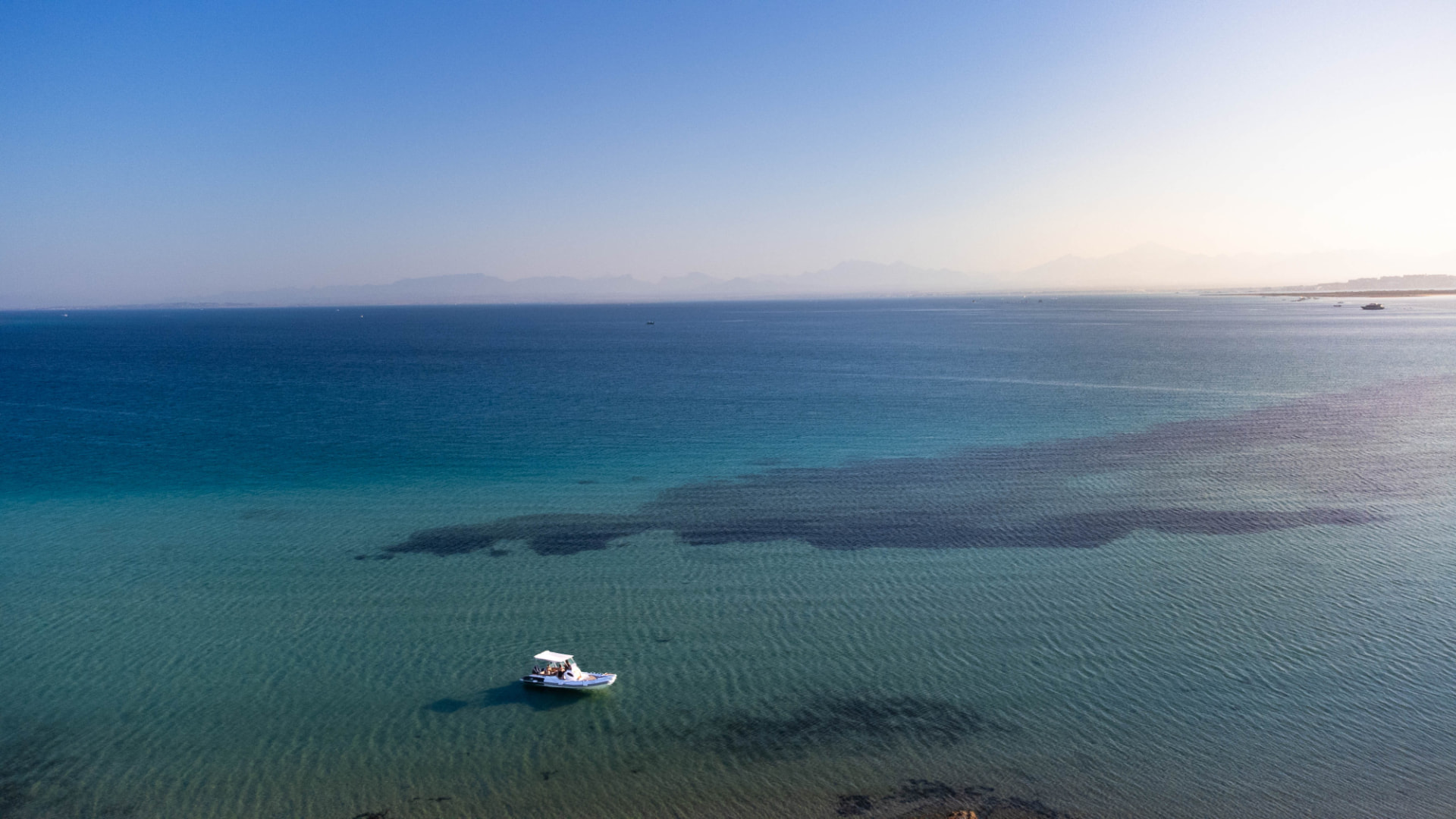 Vue aérienne large des récifs de la mer Rouge, de l'eau claire et du littoral près de Hurghada